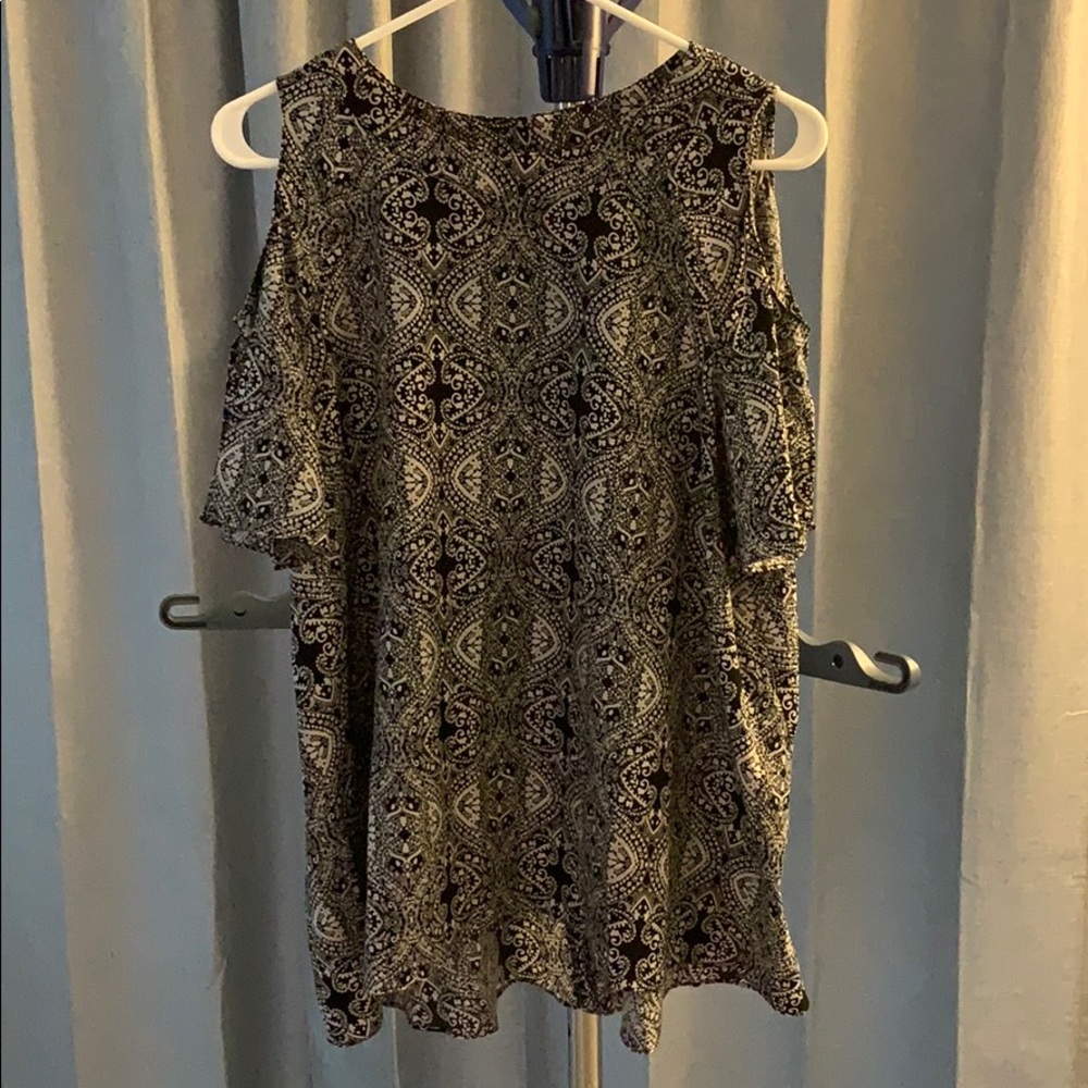 Peekaboo shoulders with slit sleeves